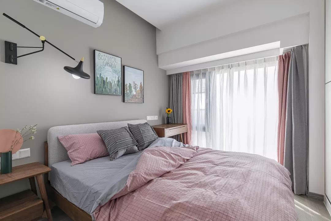 灰色空间下，配合精致低饱和度床品配饰，营造出静谧素雅的次卧空间。