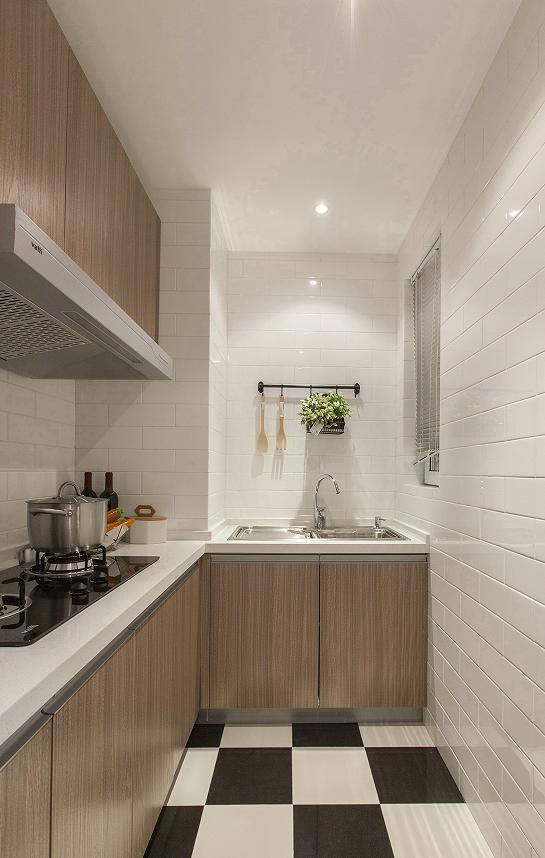 厨房L型设计，地面国际象棋图案瓷砖，空间感十足，更透露出一丝智慧气息。
