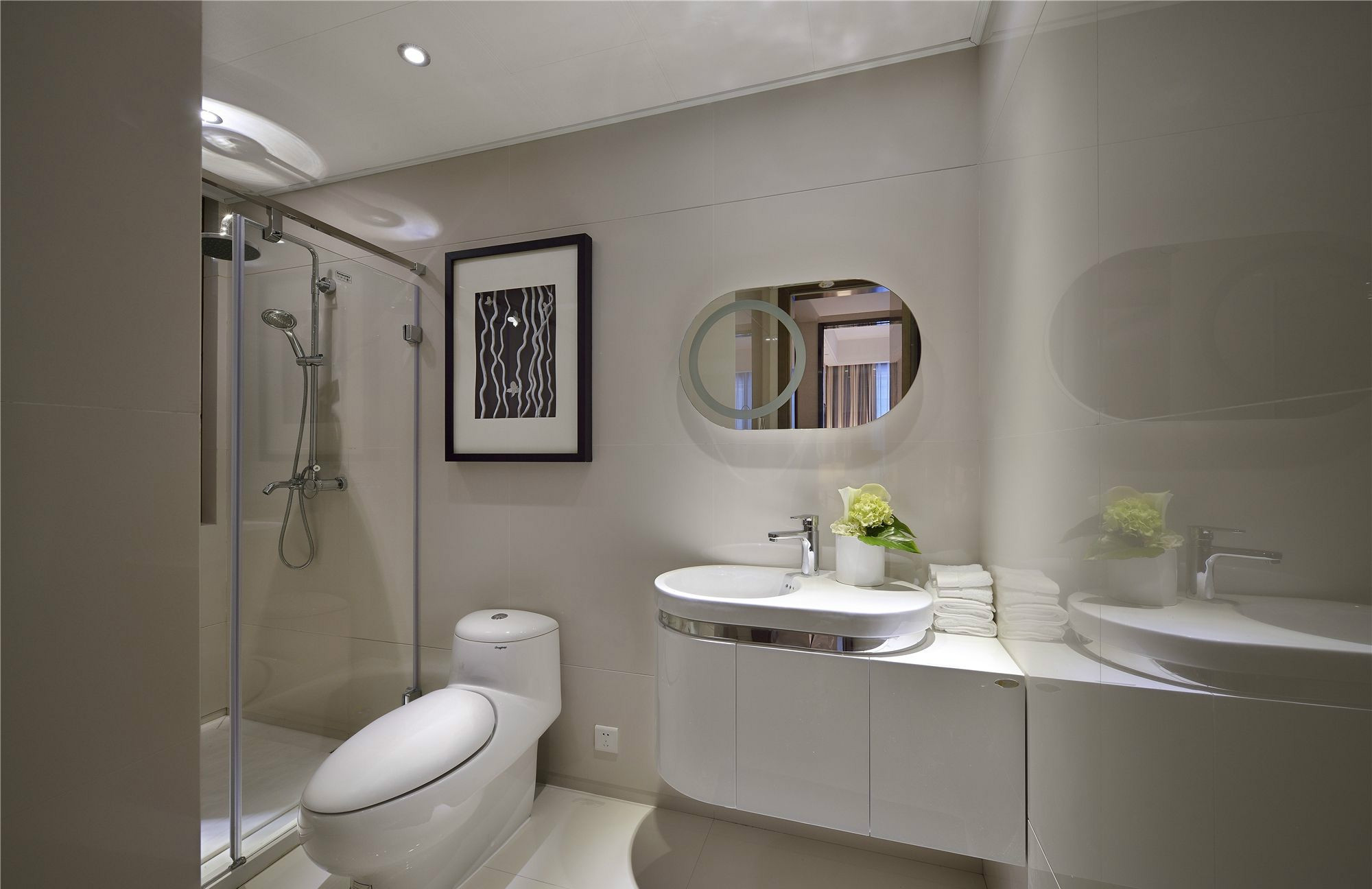 卫浴空间以浅灰色为基调，家具线条流畅，干湿分离后，空间时尚而明亮。