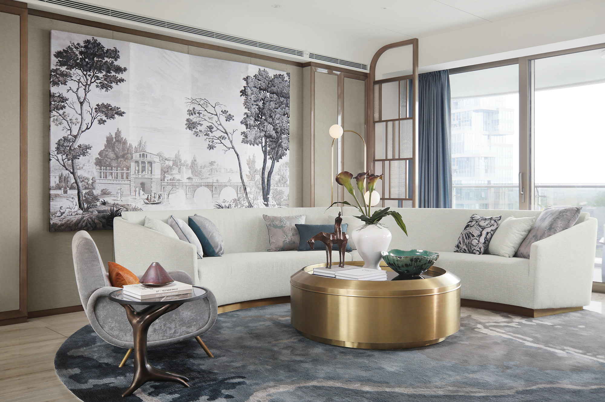 客厅配色素雅，白色布艺沙发环形布局，创造出聚拢式氛围，尽显华贵之美。