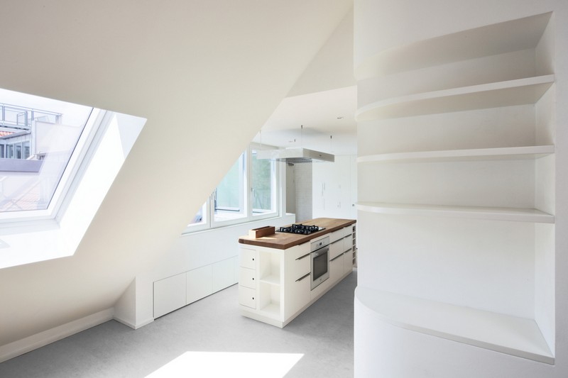 纯白的空间设计，加上天窗的作用，让整个屋子的空间显得更加开阔。