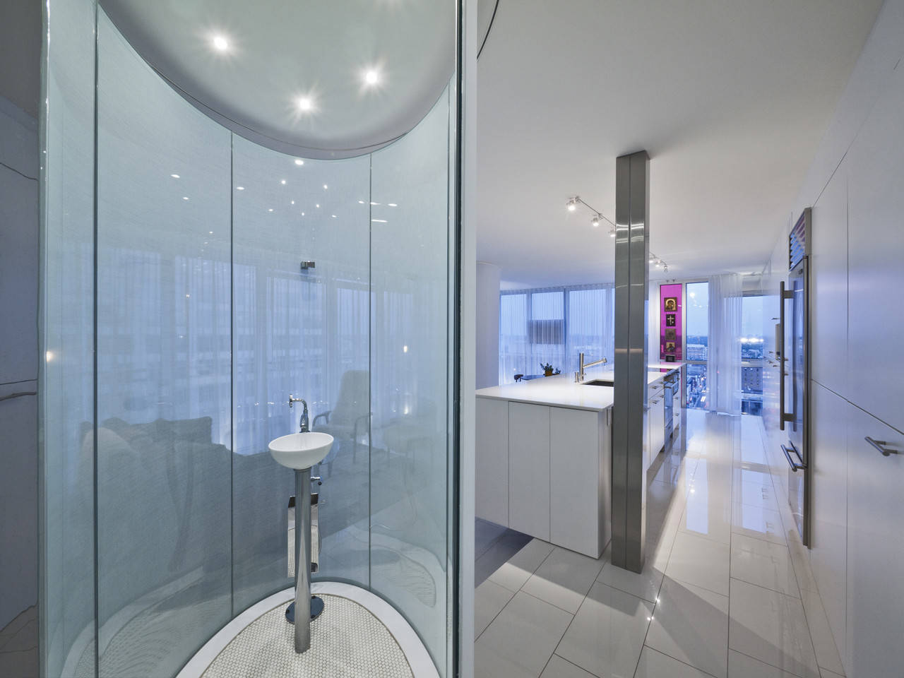 卫生间宽敞明亮，洗手池精致小巧，玻璃造型提升了室内的明亮感。