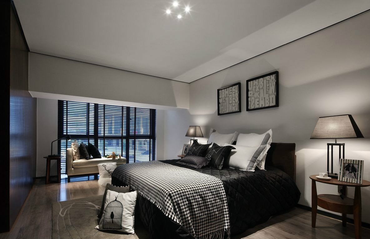 主卧无吊顶、无主灯设计，干净的墙面设计搭配深色床品，产生温暖质感。