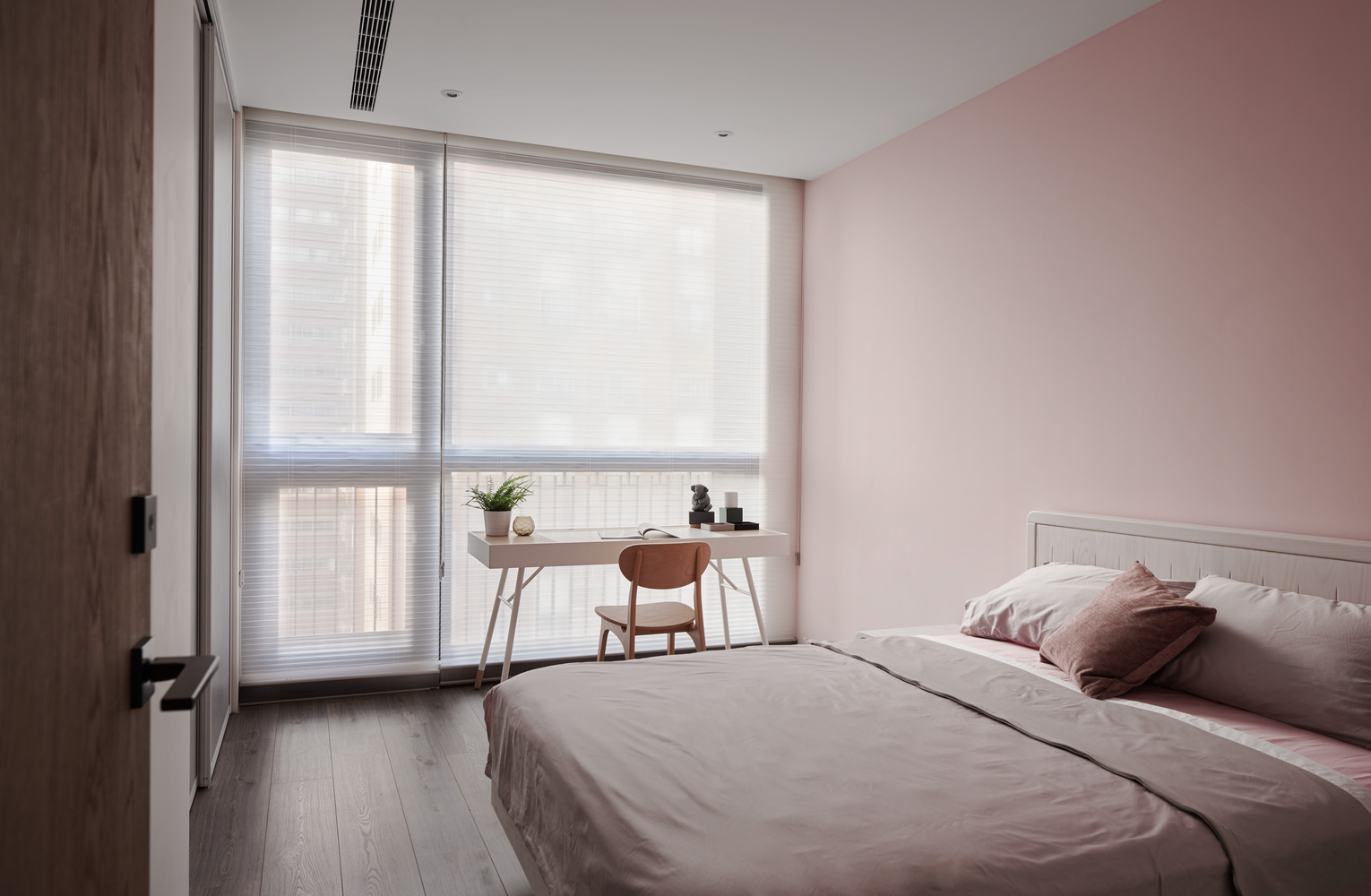 次卧以粉色为主要色调，并配以木质地板，展现出空间的高级品质感。