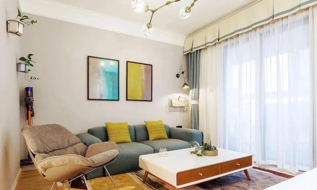 客厅配色灵动感强，简洁而富有视觉延伸感，让整个空间更显通透宽敞。