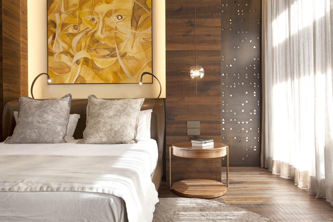 原木色地板与背景墙设计，提升了侧卧空间的舒适感，床头背景画增添奢华感。