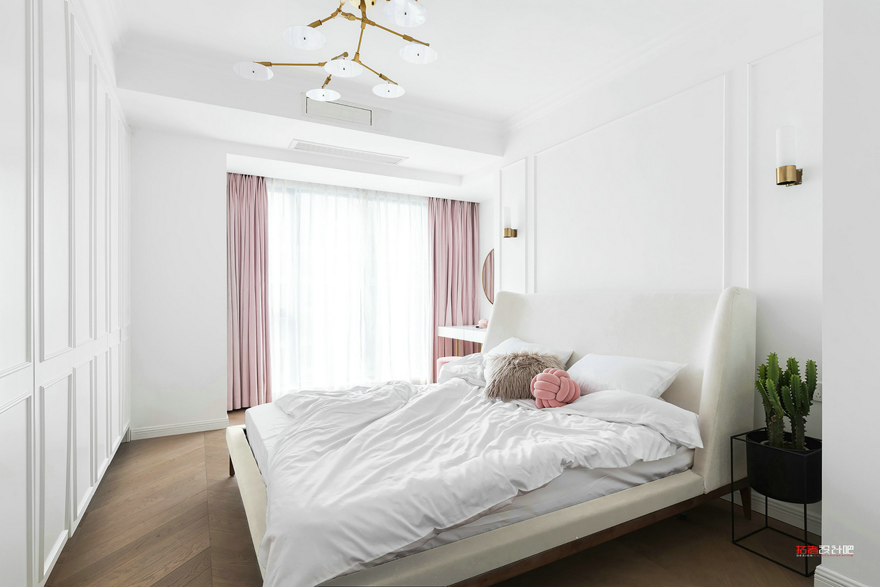白色家具软化了硬装深沉冷峻的感觉，搭配粉色窗帘及金属壁灯，带来轻盈优雅的居住体验。