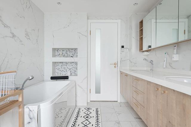 卫浴间以白色为主，木色长条洗手池搭配多款方形明镜，呈现出温文尔雅的浪漫氛围。 