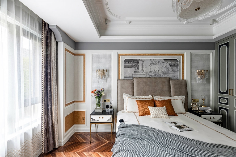 主卧背景墙设计与床品颜色相互呼应，体现出空间主人的高贵和品味。