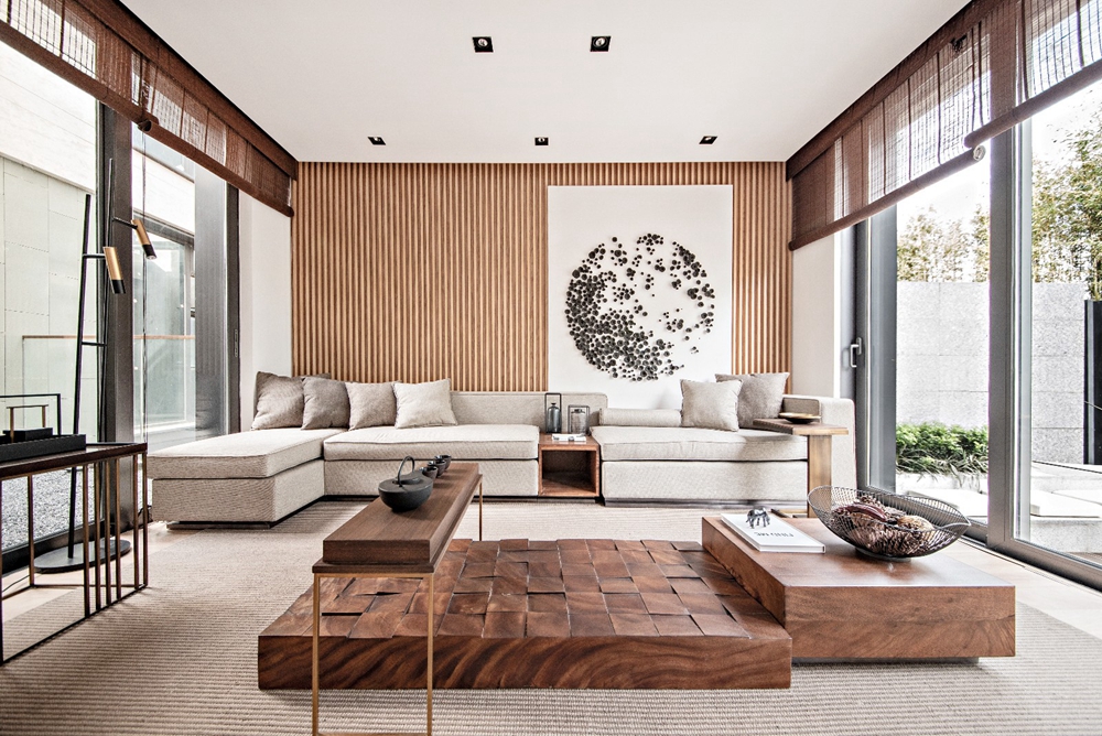 木色背景墙设计大气婉约，视觉中有一些延伸感，搭配白色布艺沙发，视野更加明亮明亮。