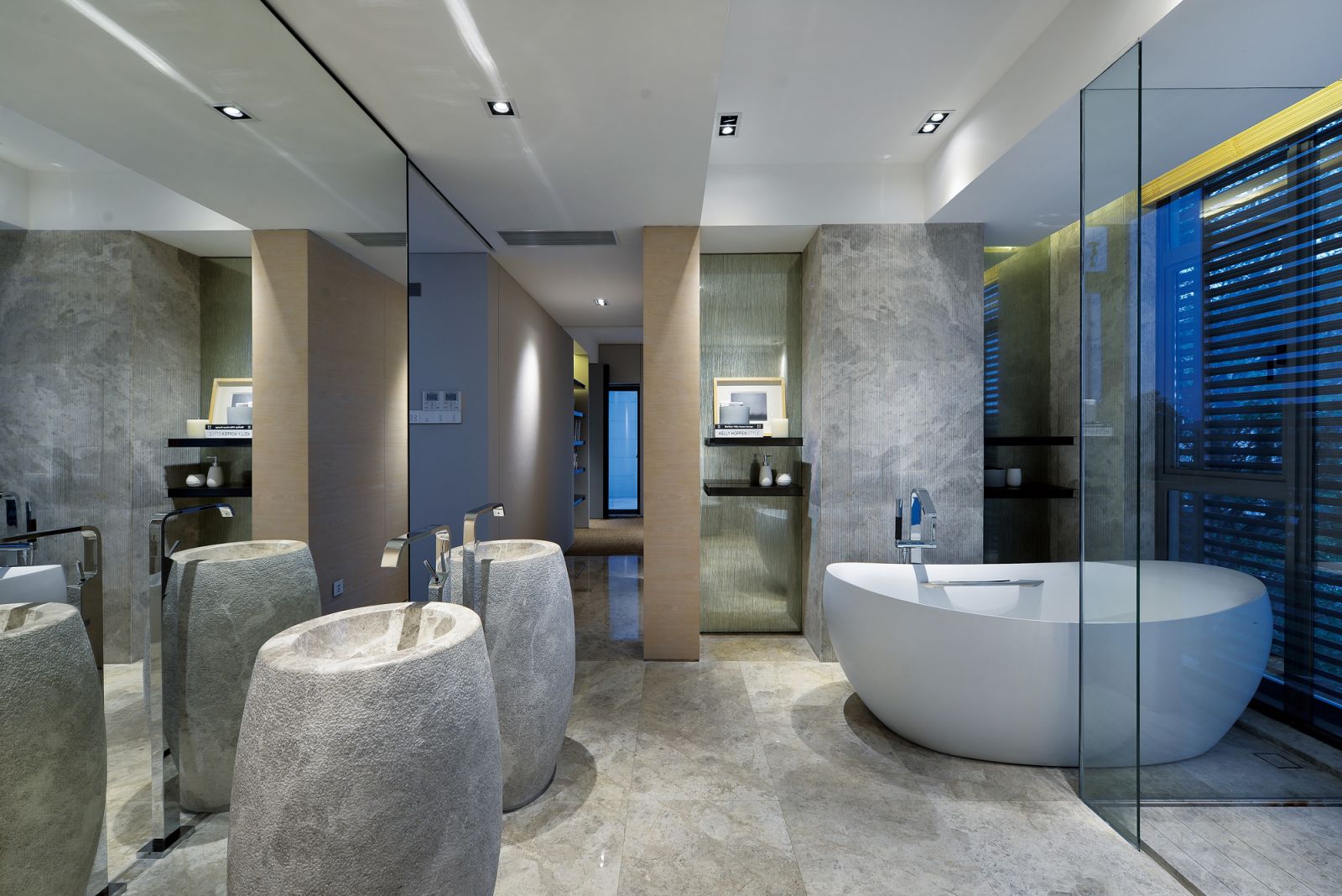 大理石赋予卫浴空间高级感，空间兼具浴缸和淋浴房，凸显主人对品质生活的追求。