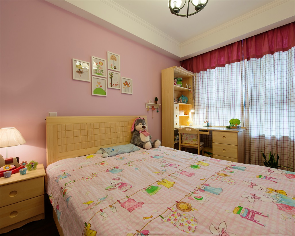儿童房空间，业主不喜欢中规中矩的样子，设计师以粉色为主调，配以木质家具，视觉效果轻盈而温馨。