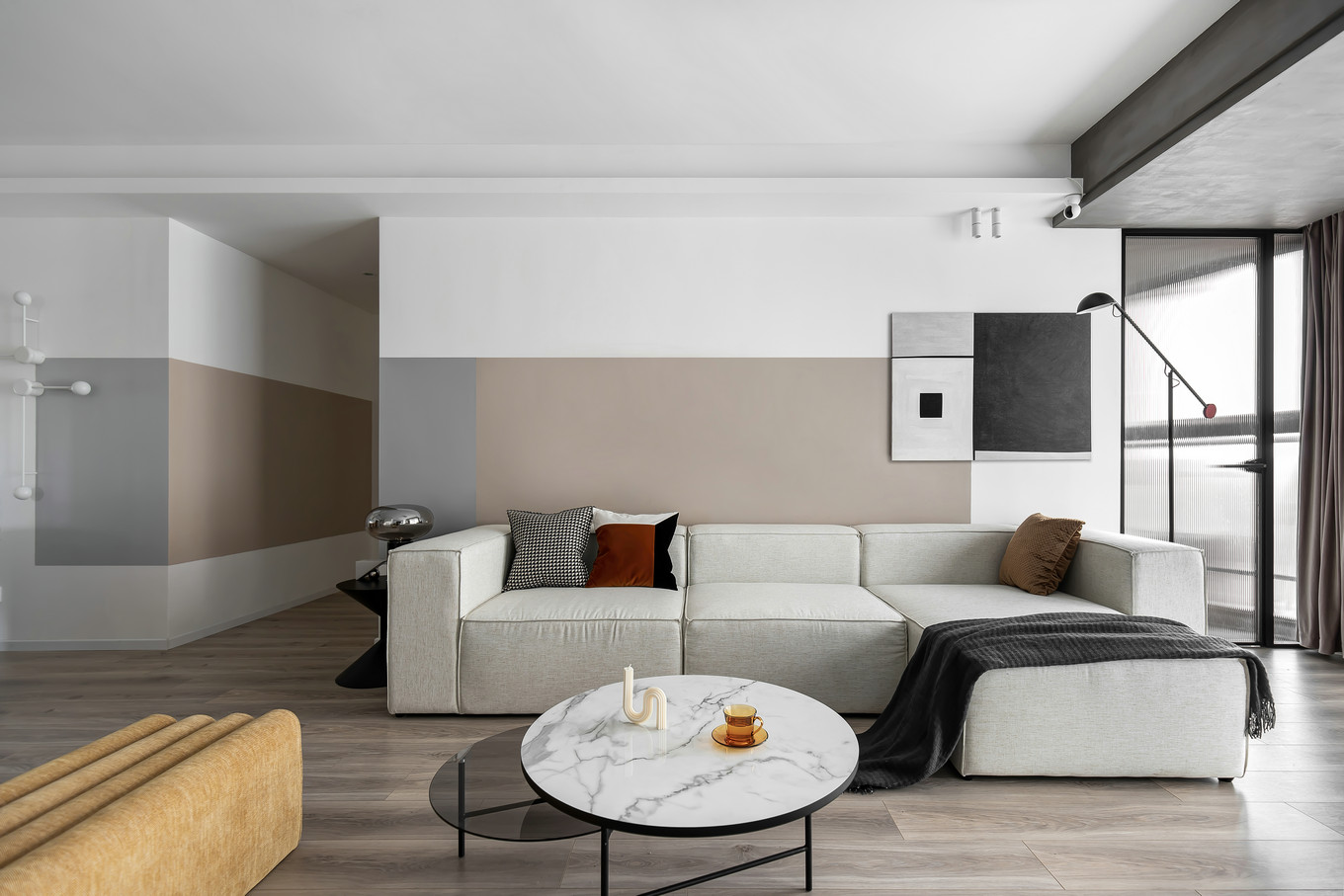 白色家具搭配让空间显得舒适放松，背景墙设计给空间增加了缤纷的元素，让客厅显得更加个性。