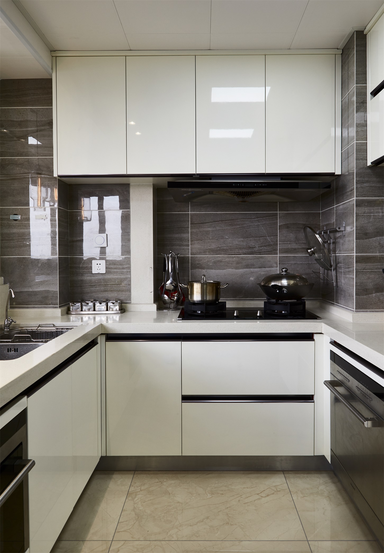U形厨房基调雅致，动线设计合理，背景墙使用灰色大理石铺贴视觉过度良好，日常便于清洁。