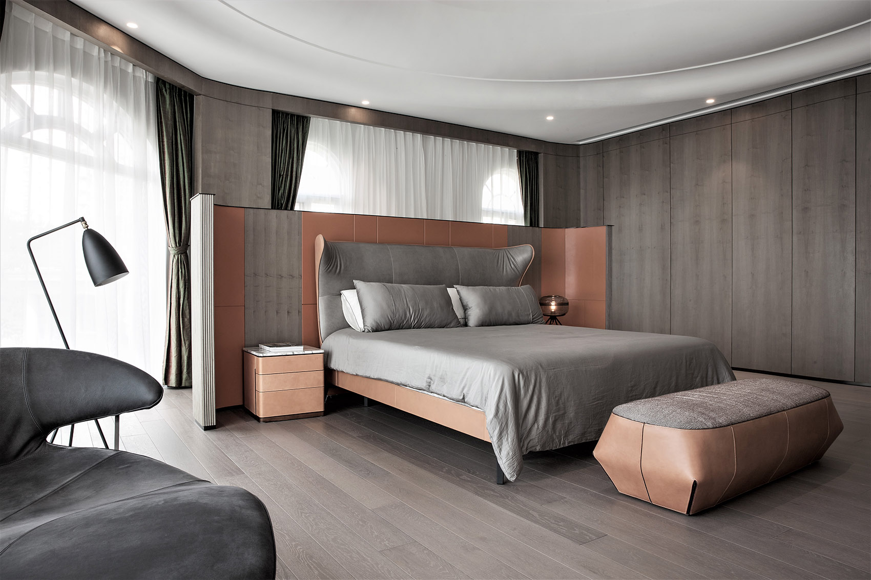 次卧以木色为背景，床头设计层次感强，提升了空间的活跃感与层次感。