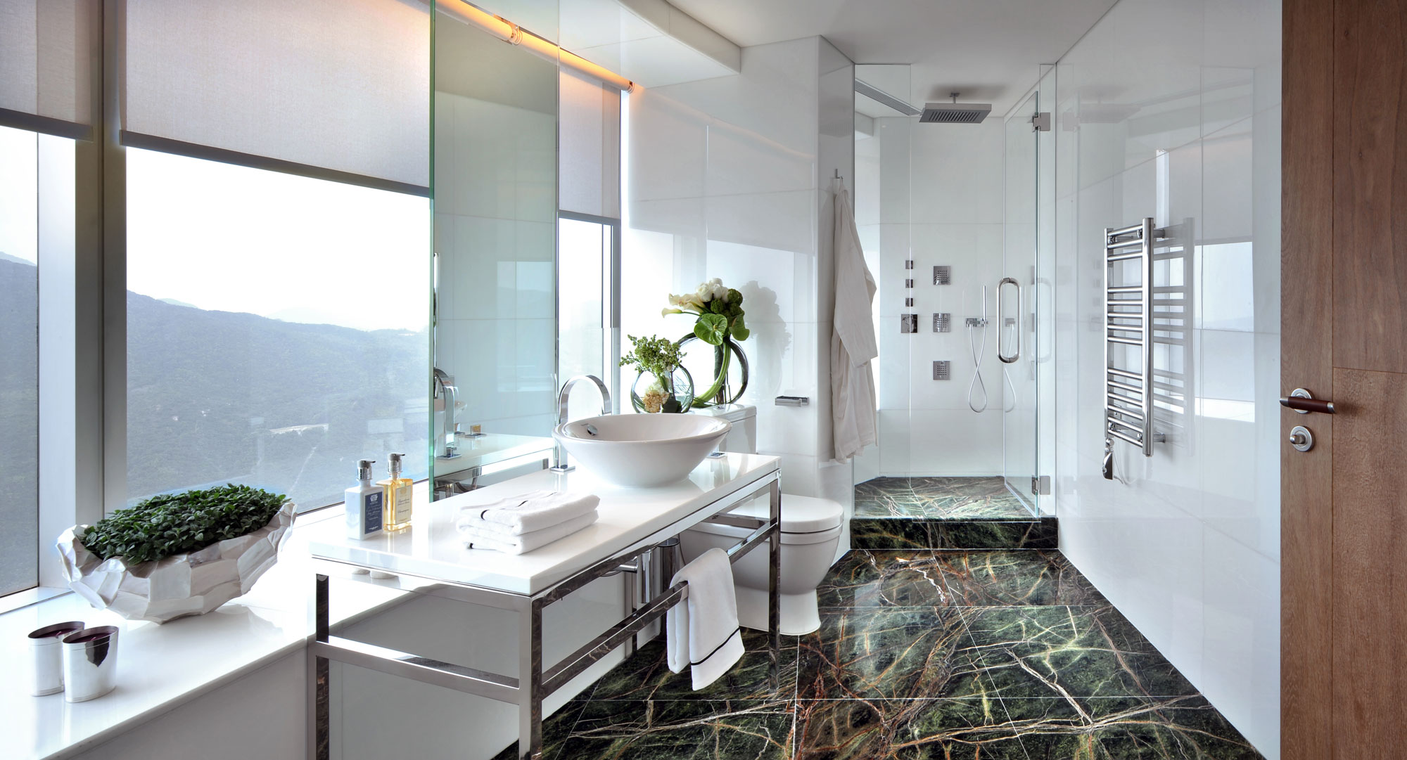 卫浴间以大理石为主，凸显出空间的大气之感，自然的纹理丰富空间内容。
