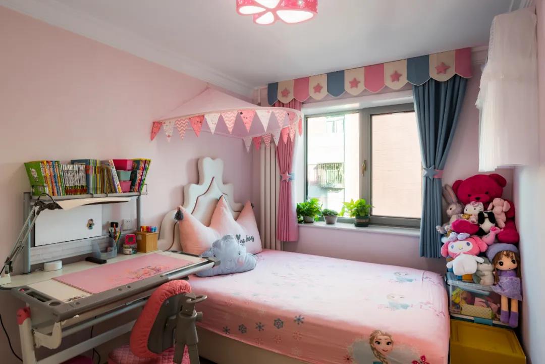 儿童房使用粉色为基调，儿童床头做了造型设计，令空间显得少女感十足。