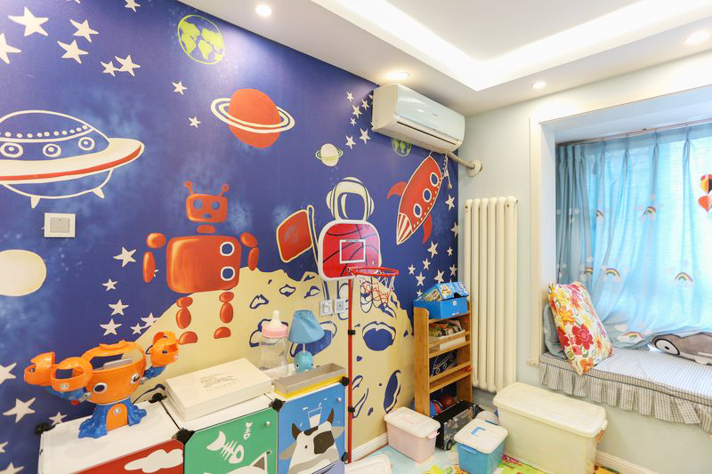 童趣是儿童房必须具备的元素了，丰富而且醒目的颜色，画上了天马行空的卡通图案，给孩子一个梦幻的活动空间