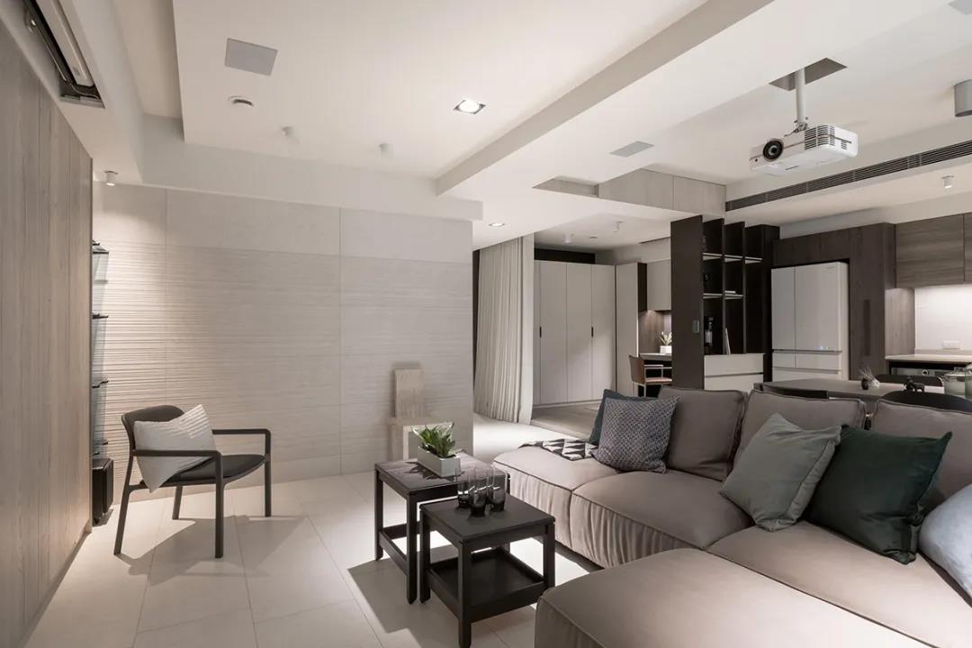 布艺沙发使客厅显得格外温馨舒适，软装设计细节考究，材质舒适，奠定了精致的空间气质。
