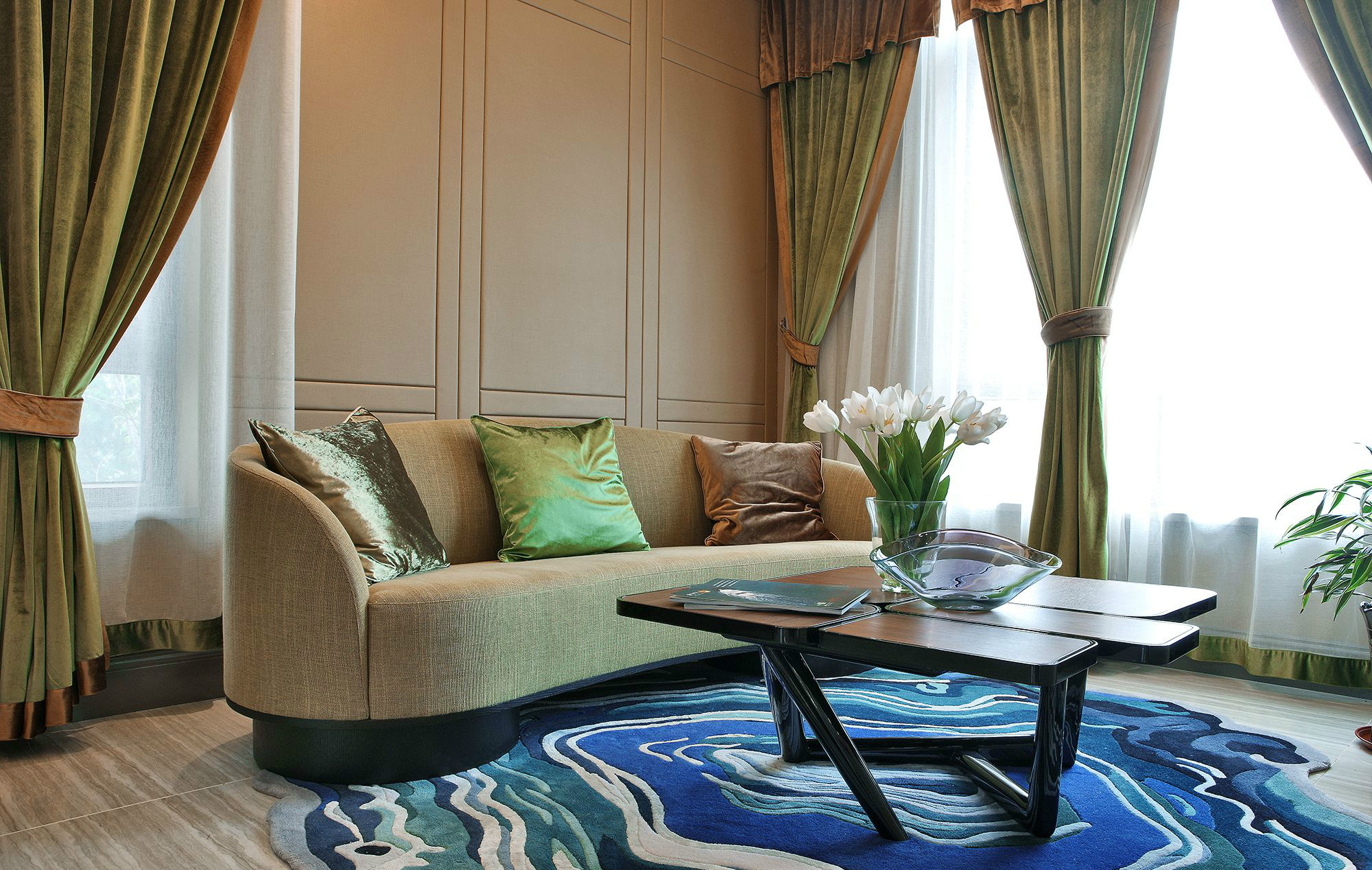 米色护墙板与地板相辅相成，搭配同色系沙发及蓝色地毯，营造出素雅轻快的氛围。