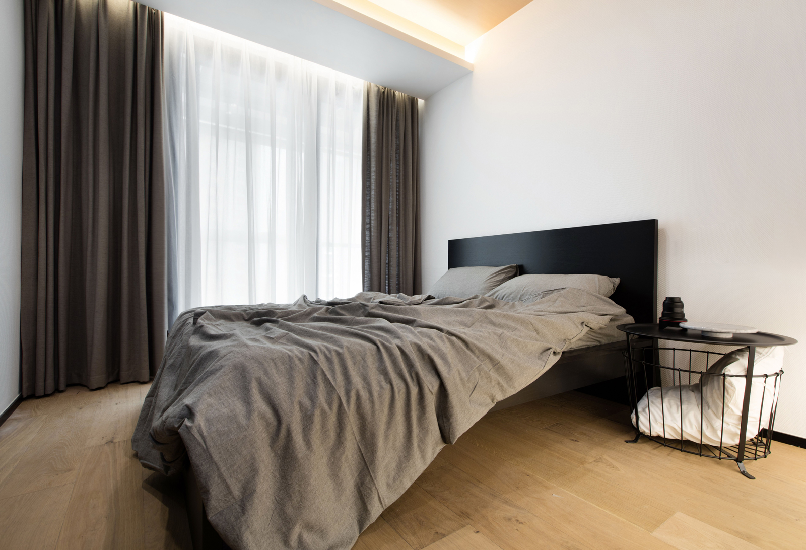 卧室布置冷色系，简单大方，深色的被罩窗帘，更是提高睡眠的好场所