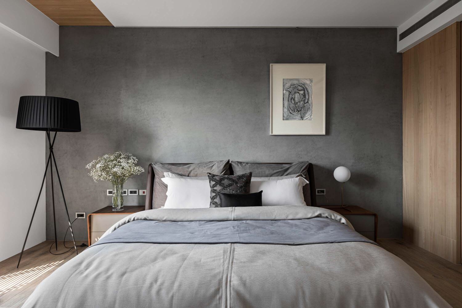 灰色墙面和无吊顶设计,让空间不仅仅充满了温馨氛围,也显得更加的舒适