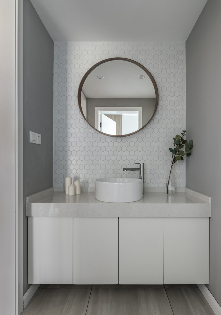 六边形图案的白色小砖与纯白浴室柜给人感觉整洁大方。