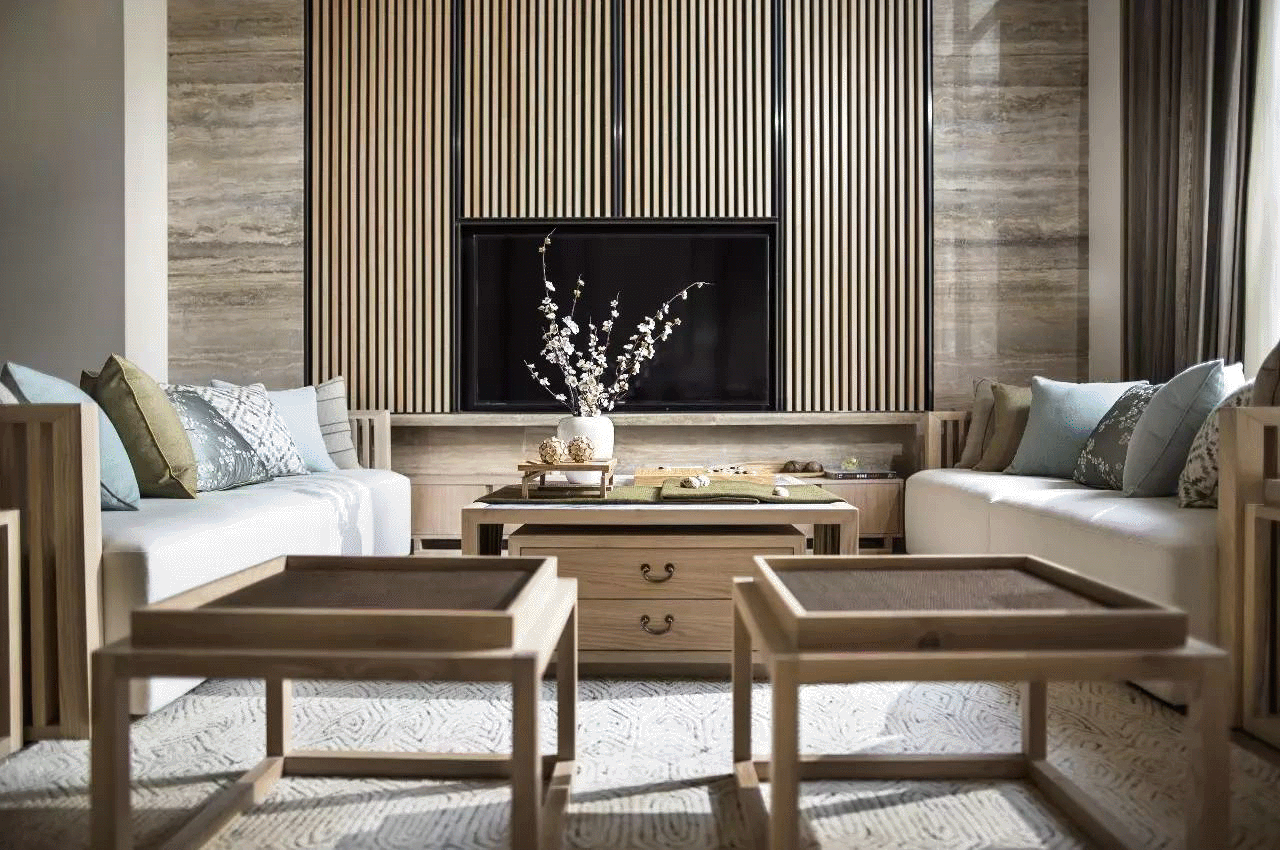 格栅背景下，木质家具安然静置，营造出简洁而意境深远的客厅空间。