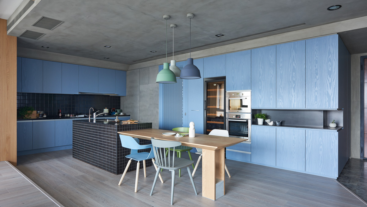 餐厅与厨房相连，整体以蓝色为主基调，局部搭配木色作为跳色，温馨而大气。