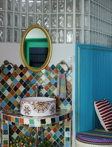 地中海风格的彩色仿石砖墙，搭配同样风格的洗手盆，营造视觉感的地中海风格角落。