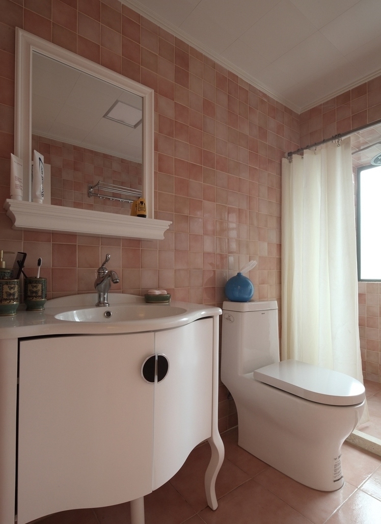 厕所依旧是方形拼凑的马赛克，换了玫瑰色瓷砖，连厕所都浪漫。