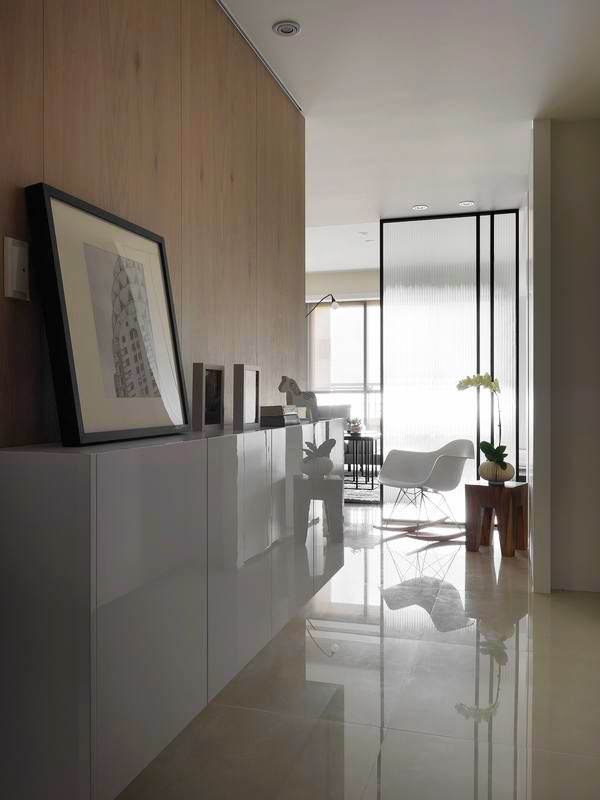 玄关处设计简单，从视觉上更加宽阔，白色鞋柜搭配木色背景墙，格调雅致。