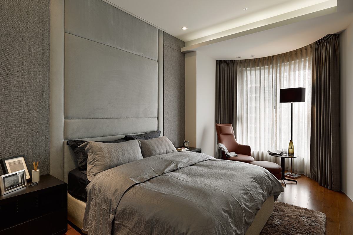 灰色软包背景墙在暖光的映衬下，令人很容易放松，侧卧设计温婉典雅。