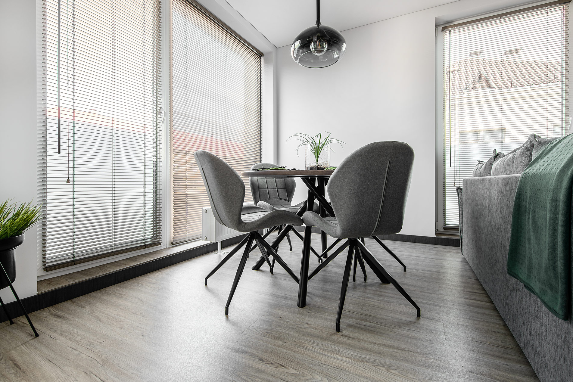 白色空间下，灰色餐椅带来优雅的视觉感受，增加了用餐的仪式感。
