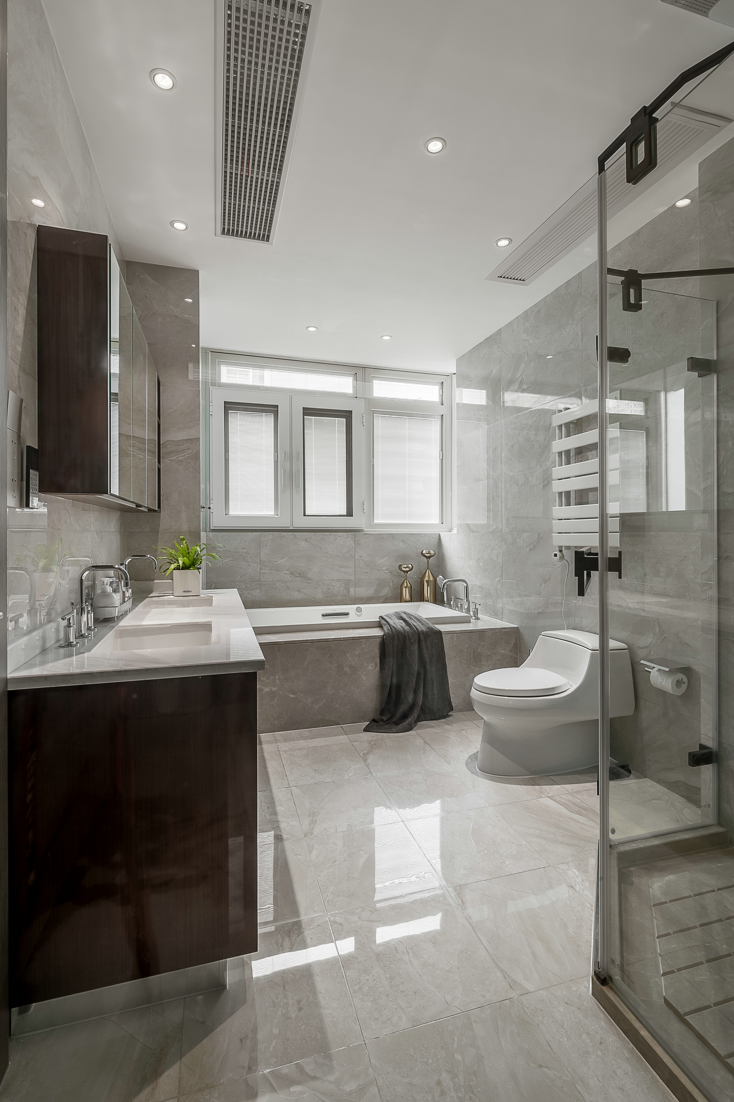 卫浴空间宽敞明亮，兼具淋浴与浴缸设计，塑造出更舒适自如的生活环境。