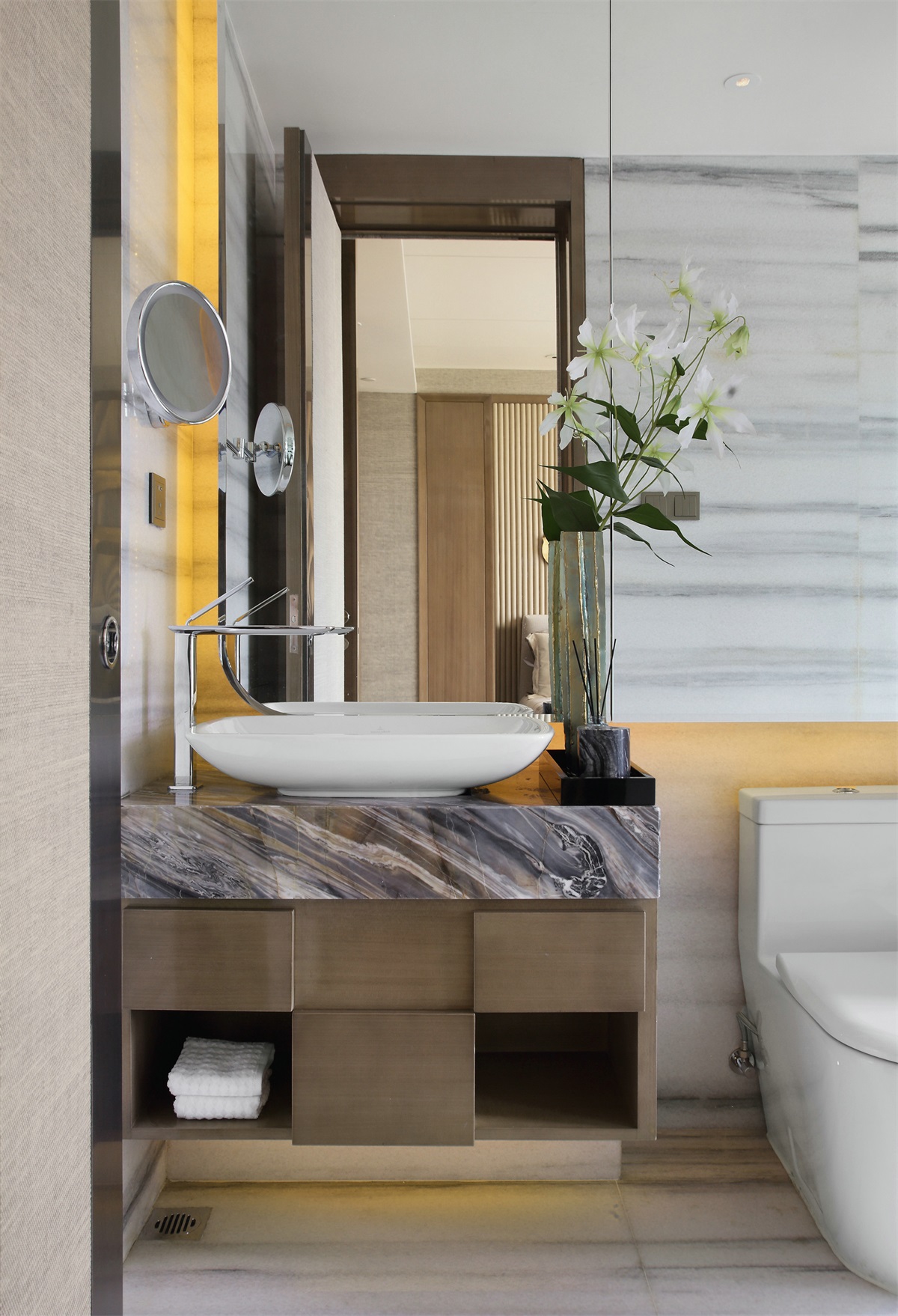 卫生间咖色、白色、金色相互柔和，凸显生活情调，提升了空间的家装品味。 