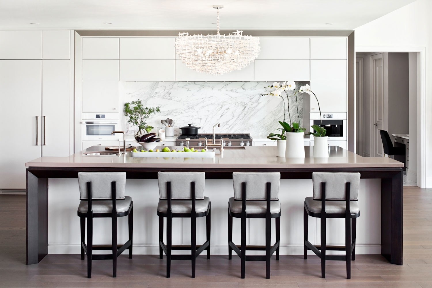 厨餐一体化设计，白色立面下创造出独特的现代空间，用餐氛围充满爱意。
