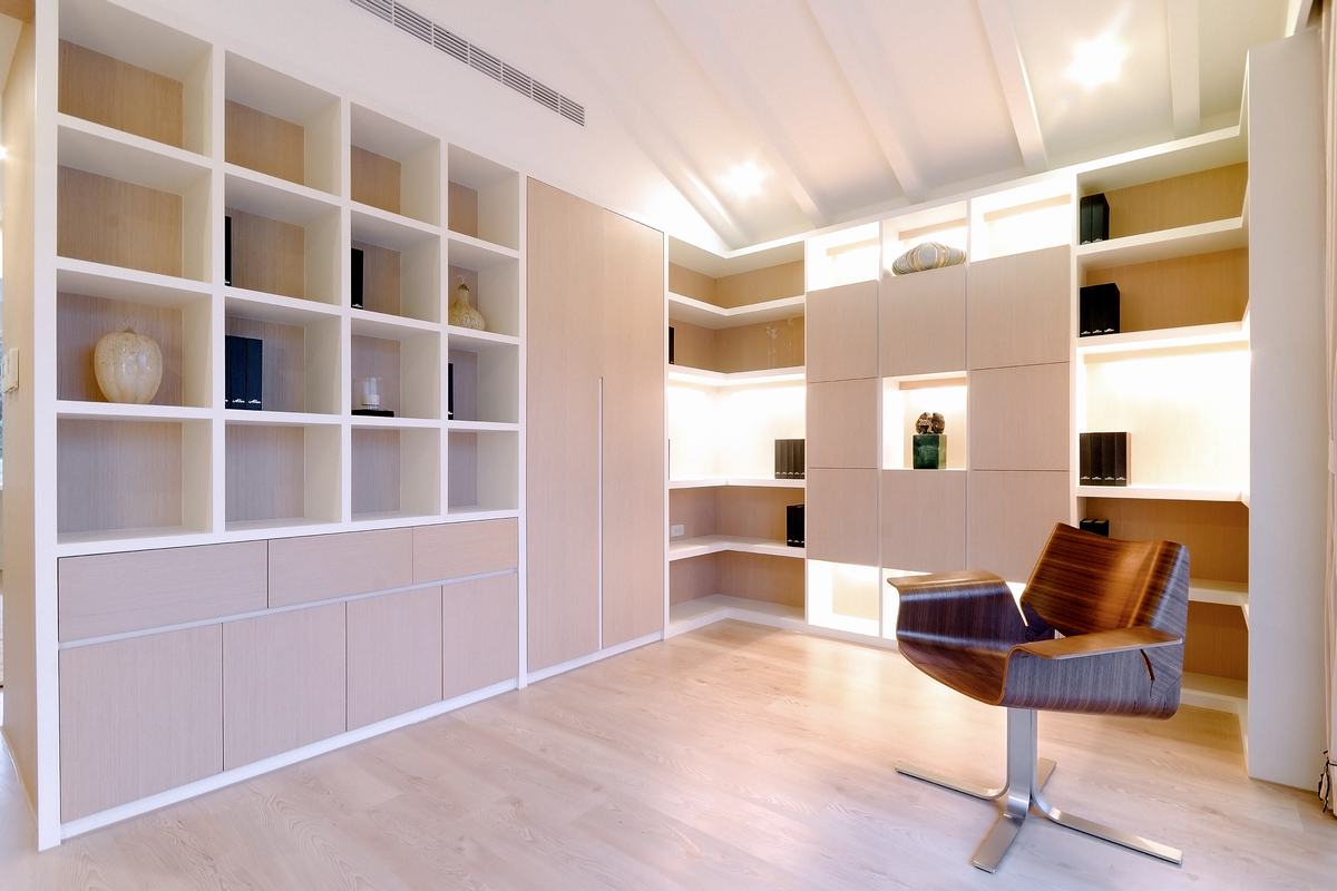 书房的书柜线条设计让空间显得干练和整洁，木质色的加入让空间自然纯朴。