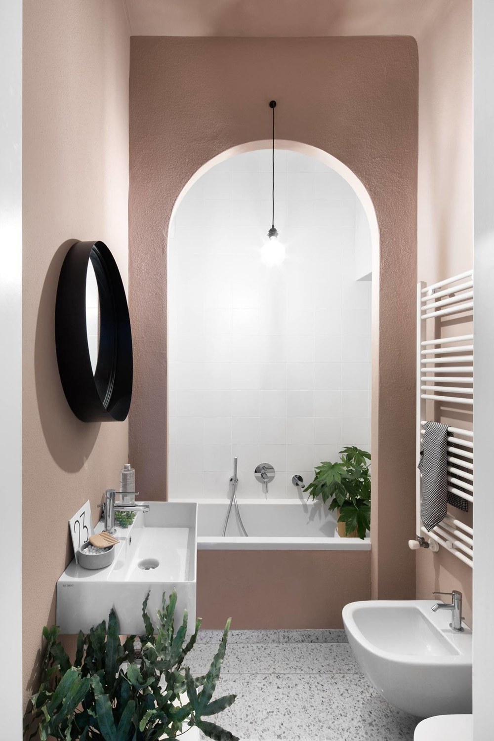 卫浴空间整体以粉色为背景，搭配白色洁具，令空间弥漫着雅致的气息。