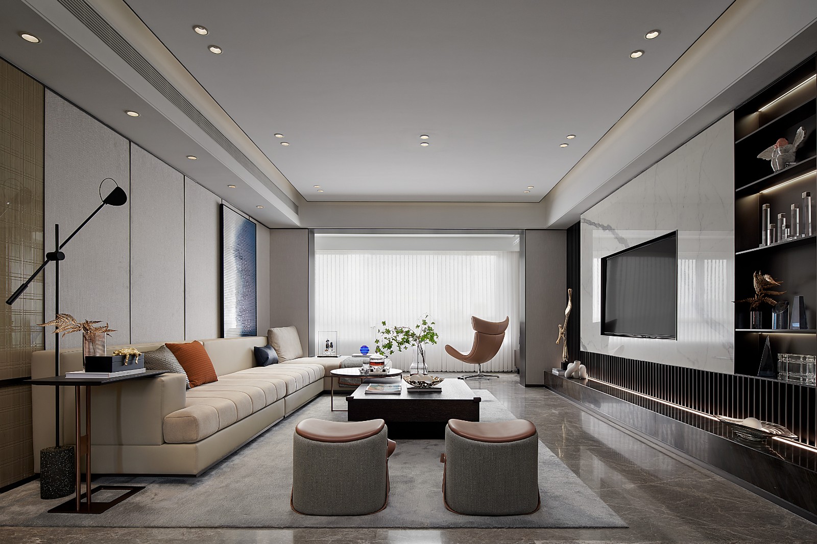 客厅落地窗让空间拥有较好的采光，空间软装高雅而富有高级质感。