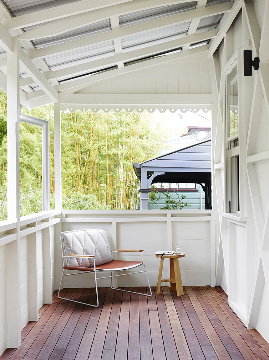 阳台房间设计师使用白色框架搭建，增加了空间的高级感与精致感。