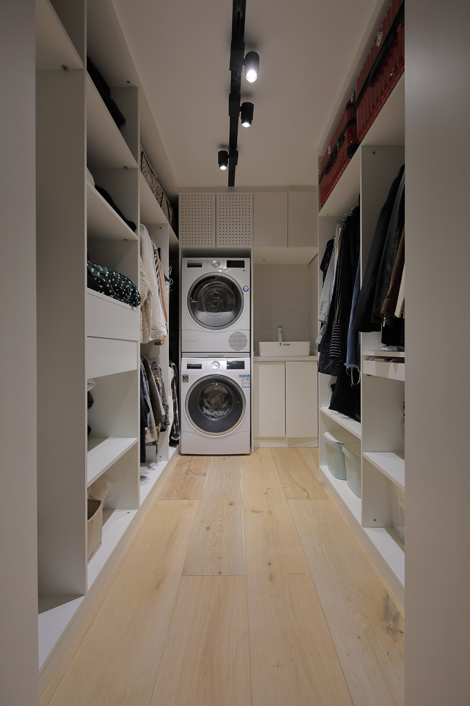 衣帽间内放置洗衣机，缩短了洗衣和拿衣之间的动线， 提高了生活效率。