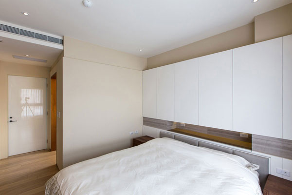 业主对卧室的色彩和材质方面都有较高的要求，米色与白色拼接设计，打造出现代风味。