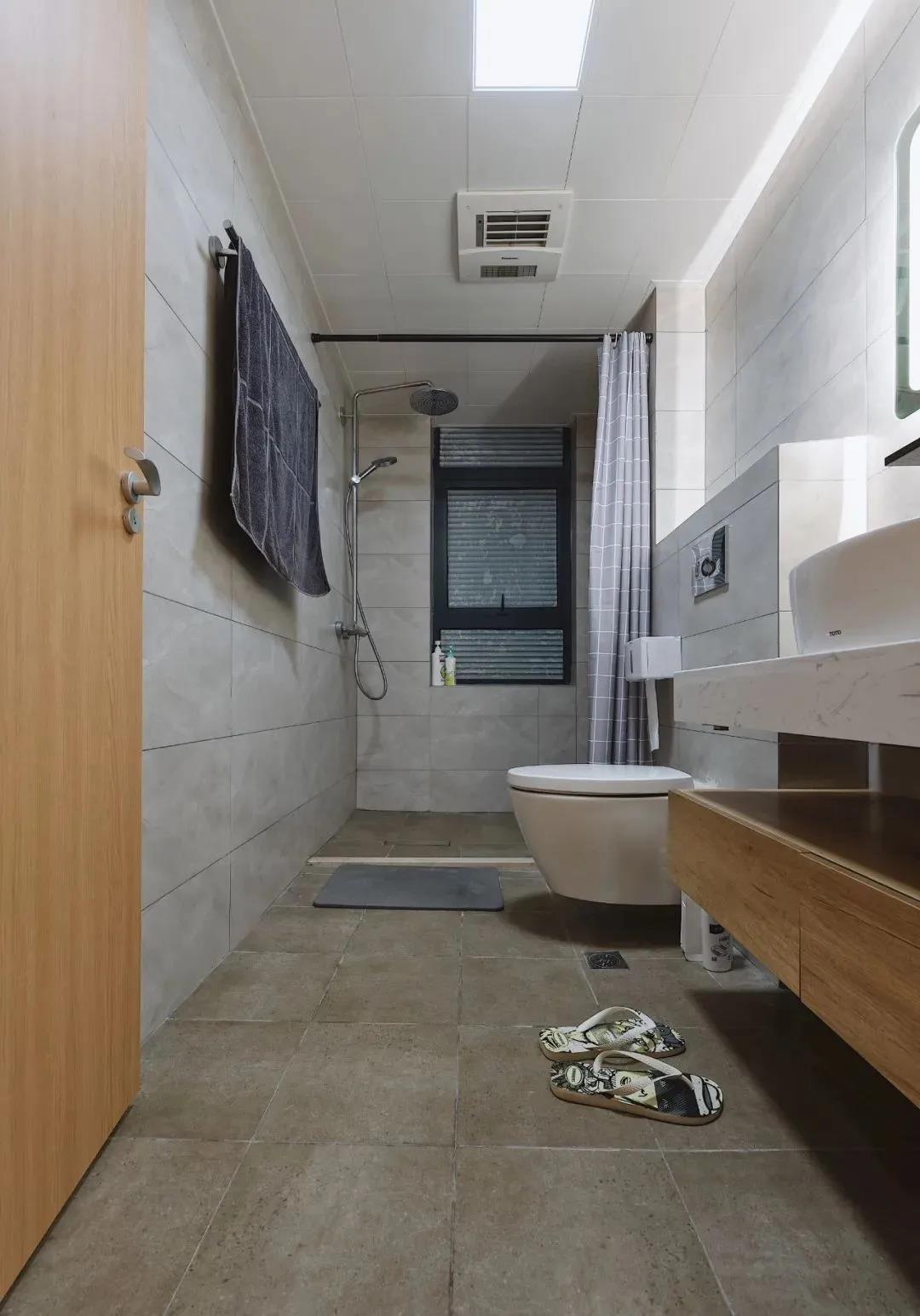 木质元的洗手台搭配咖色地板，有些复古的格调，卫浴空间大气稳重。