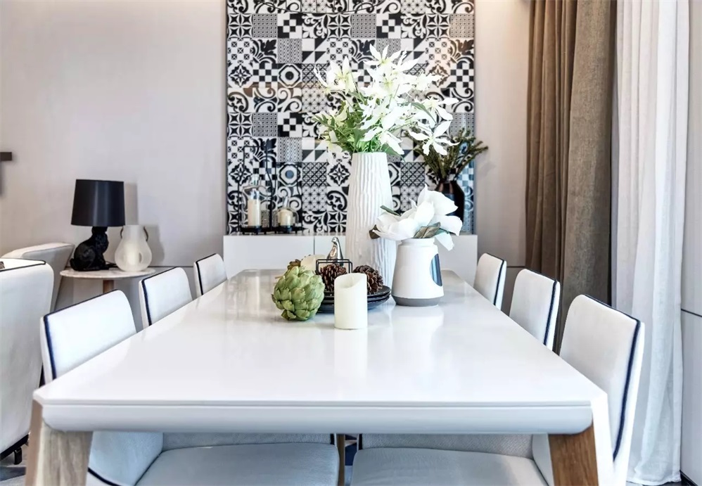 餐桌椅造型简洁，线条流畅，背景墙装饰吸睛，营造出稳定、协调、时尚的空间感受。