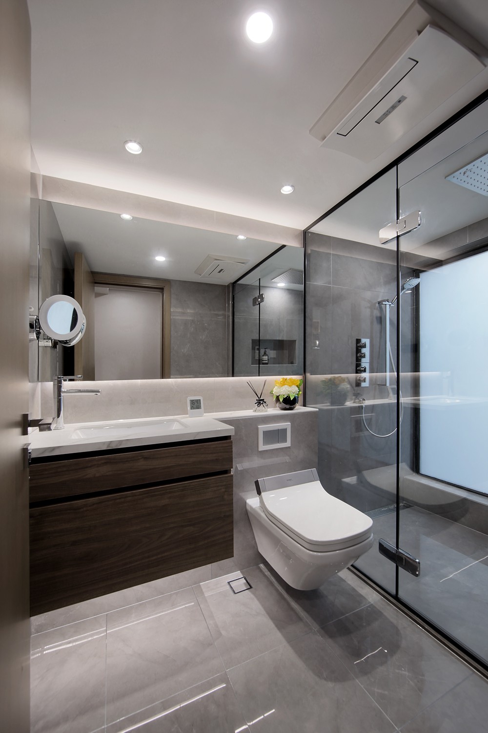卫浴空间注重细节上的设计，干湿分离后还使用了黑色线条勾勒，空间层次感强。