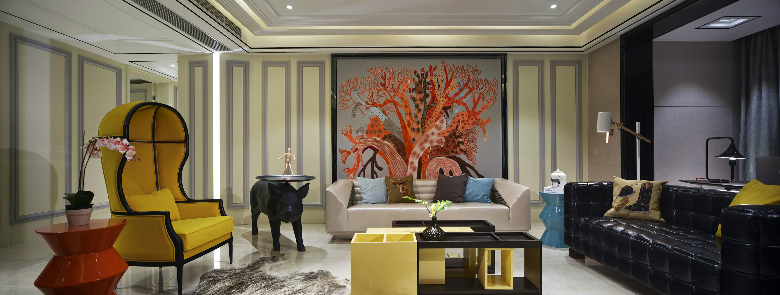 客厅布局上讲究方正、对称的布局形式，空间色彩浓厚而成熟，营造出浓烈的轻奢氛围。