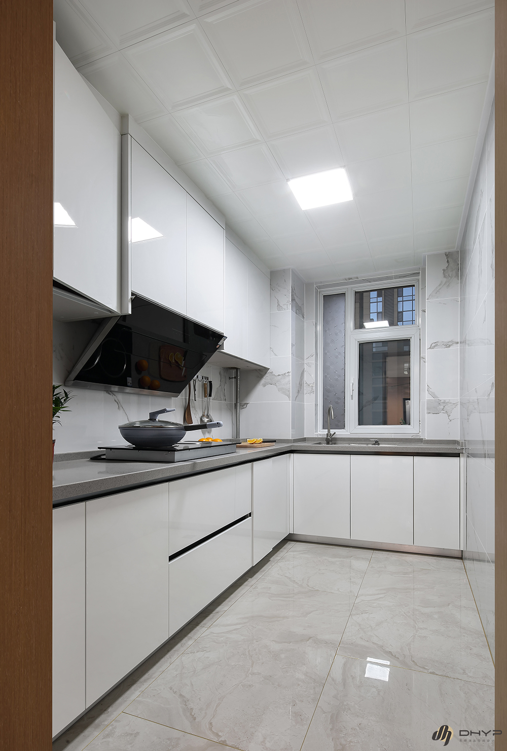 在白色的厨房空间中，搭配白色烤漆橱柜，在灯光的渲染下，空间优雅而高级。