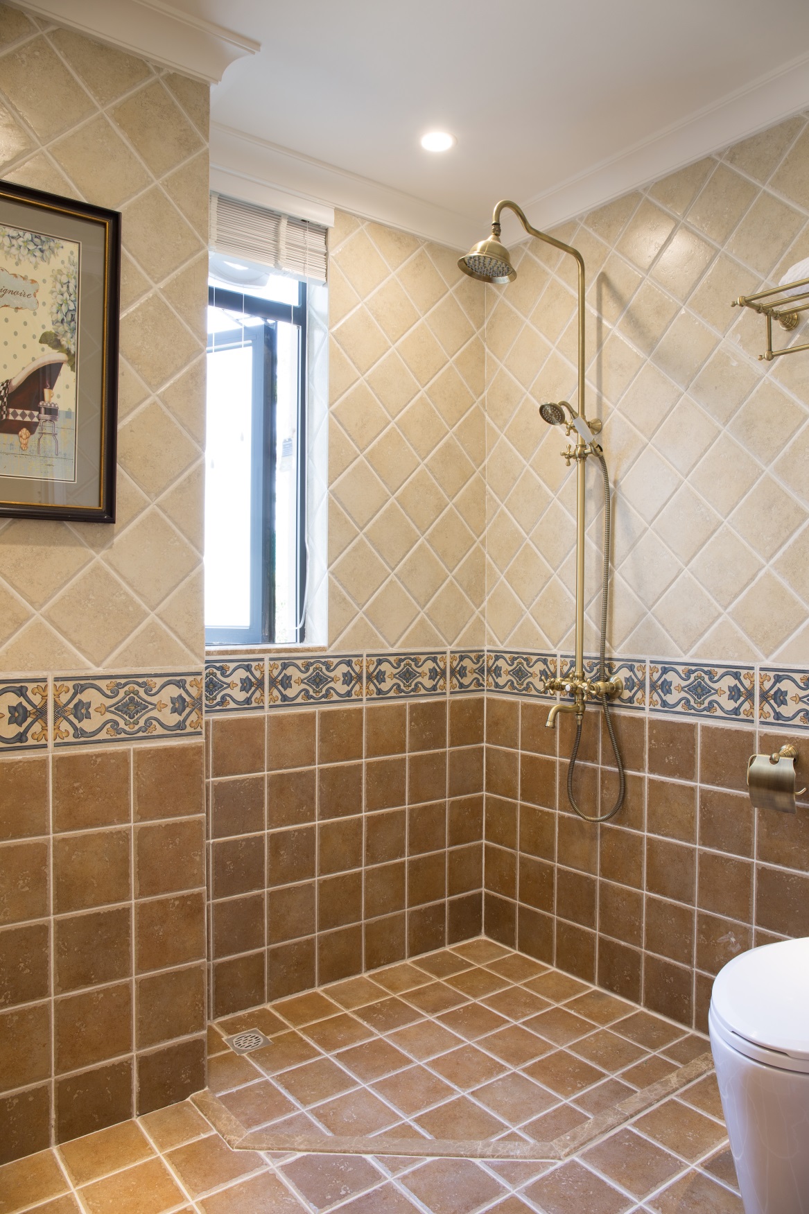 卫浴墙砖采用米色系列分层设计，腰线铺贴文艺砖，给人一种扑面而来的地中海气息。