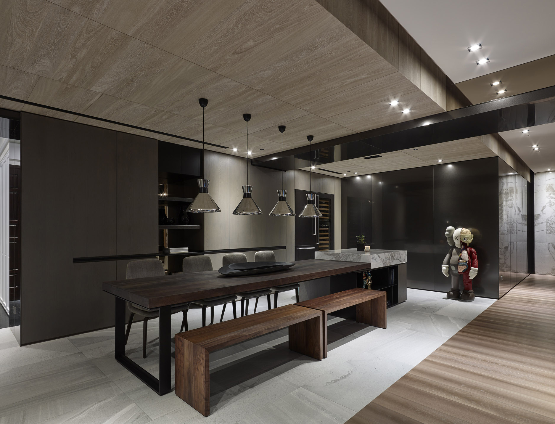 厨房餐厅一体化设计，深咖色橱柜有些生冷，木质餐桌椅平衡了空间的色温。